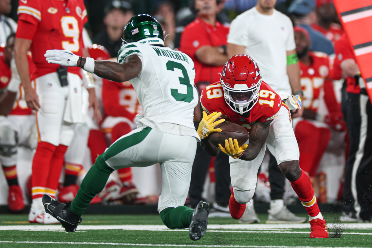 Jets' safety Jordan Whitehead (3) tackles Chiefs' WR Kadarius Toney (19)